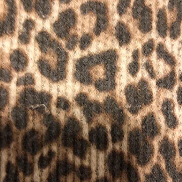 3/$25 Leopard ae top - Picture 3 of 4